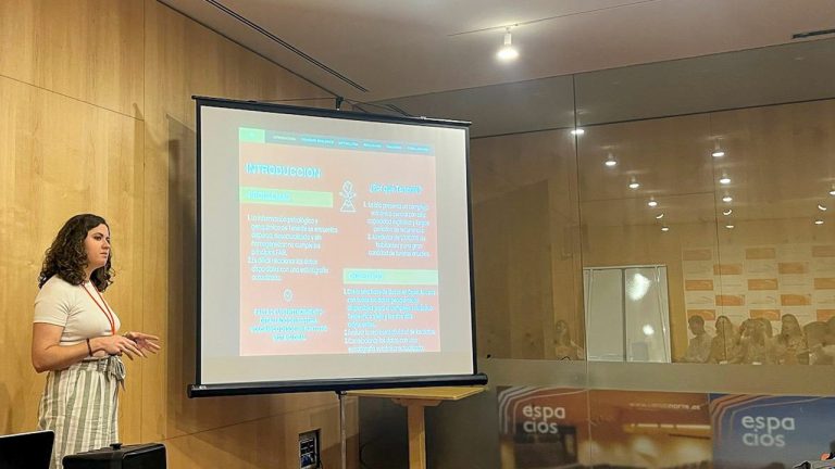 Olaya Dorado presenting at the XI Congreso Geológico de España (CGE24).