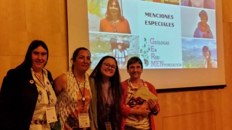 Conxi Ayala receiving a recognition at the XI Congreso Geológico de España (CGE24).