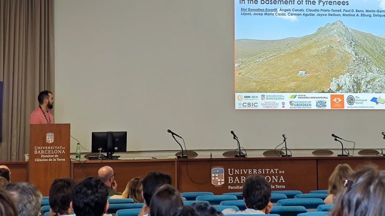 Eloi González Esvertit presenting at the DRT meeting organized by GEO3BCN-CSIC, the University of Barcelona, and the Autonomous University of Barcelona.